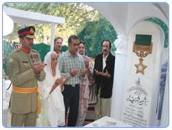 Major General Raza Muhammad, General Officer Commanding, offering fateha at the Grave of Major Shabbir Sharif Shaheed 