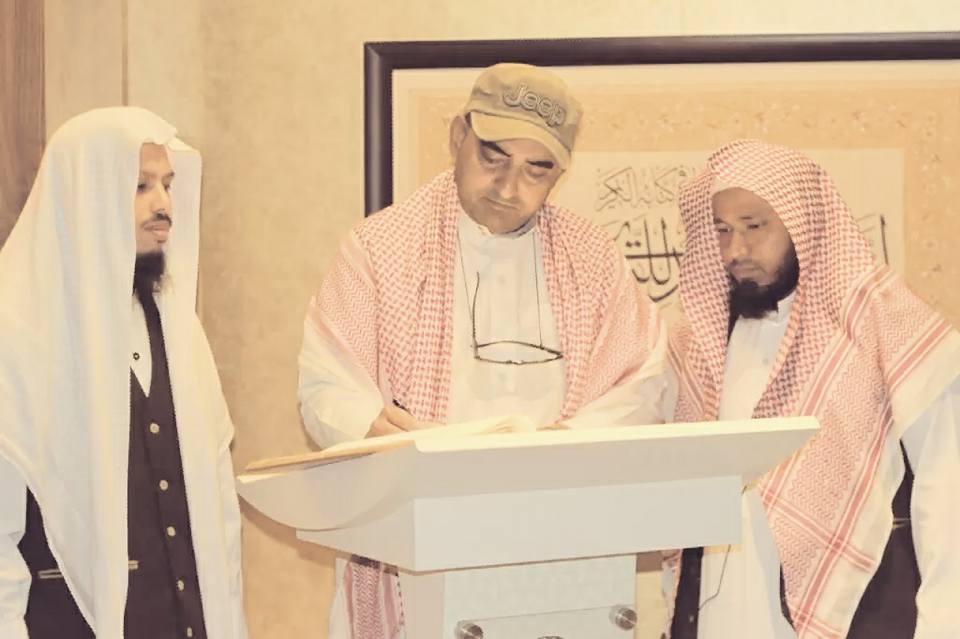 Zahid Ikram signing the guest book at the Holy Quran Exhibition, Masjid-e-Nabwi